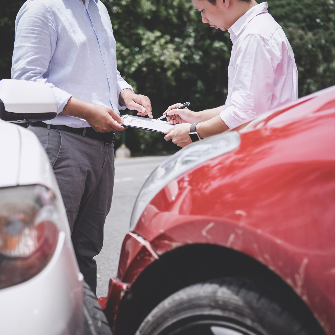 Read more about the article How To Handle An Insurance Adjuster After An Accident